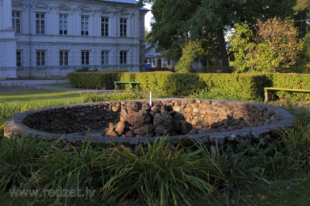 Zalenieki (Green) Manor Fountain