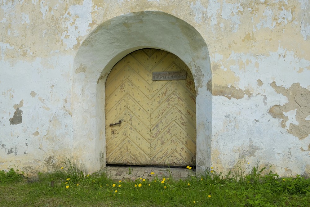 Bērsteles luterāņu baznīcas ieejas portāls