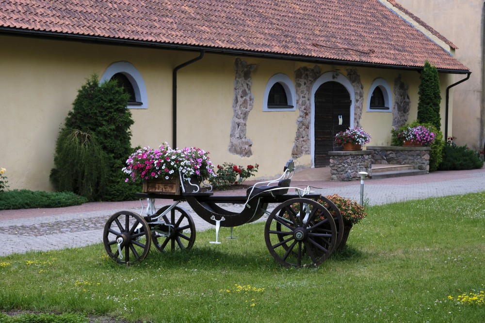 Horse-drawn carriages in Šlokenbeka Manor