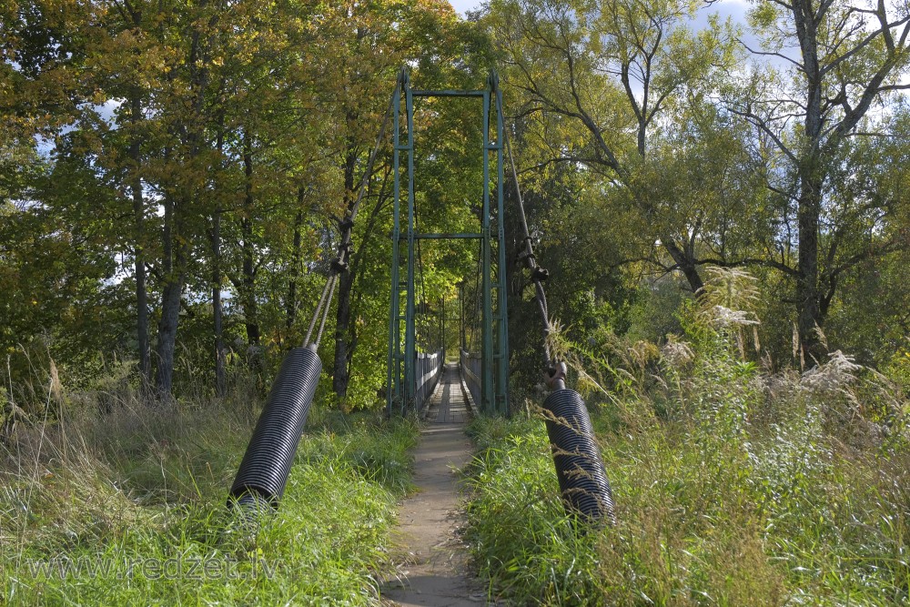 Rope bridge over River Misa near Muski Cemetery