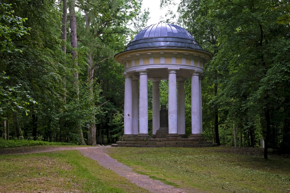 Astoņkolonnu rotonda Durbes pils parkā