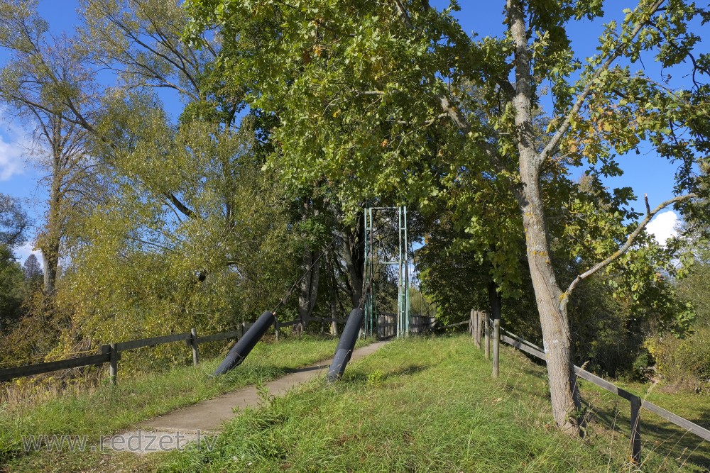 Rope bridge over River Misa near Muski Cemetery