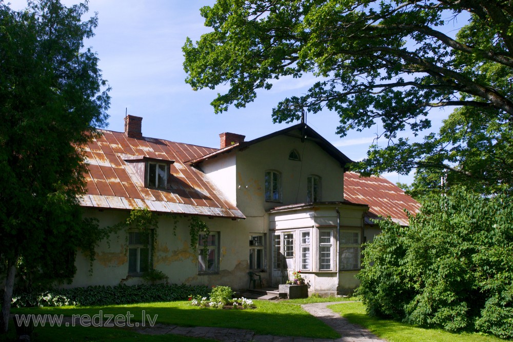 Māja Bīriņu muižas teritorijā