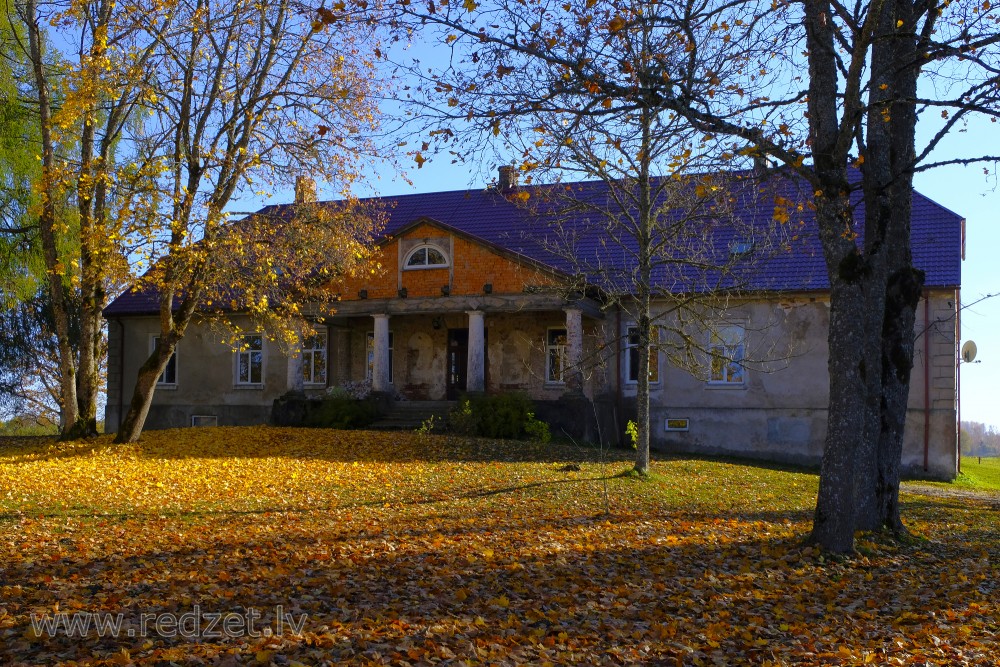 Lodes muižas kungu māja