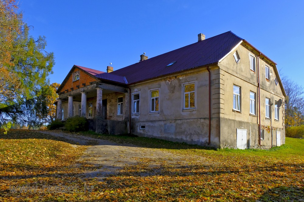 Lodes muižas kungu māja