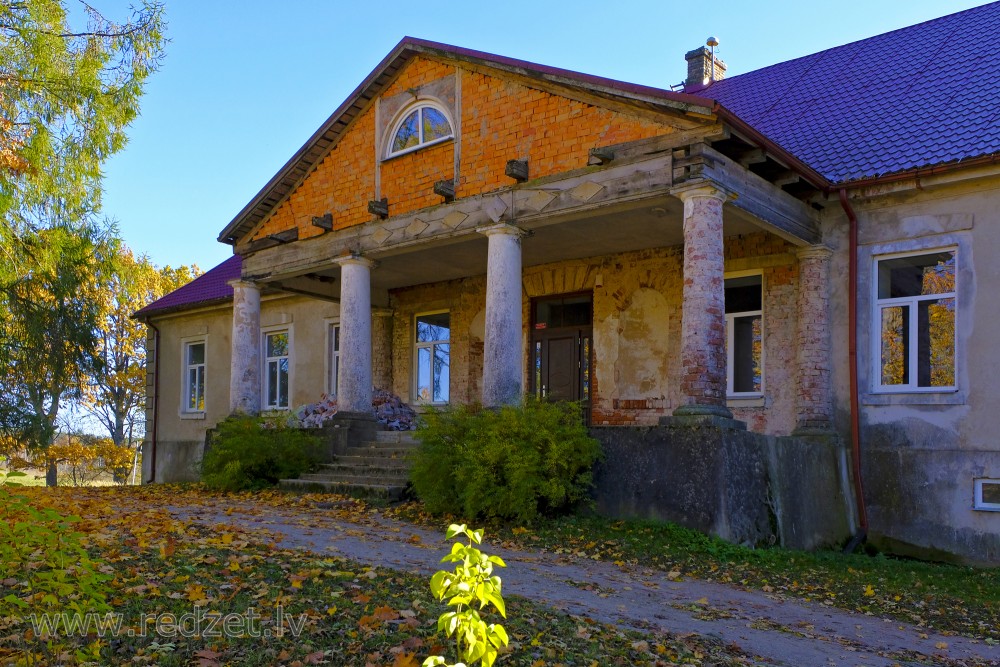 Lodes muižas kungu māja