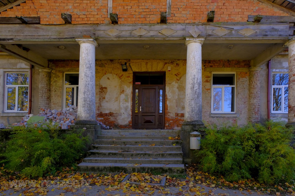 Lodes muižas kungu mājas ieejas portāls