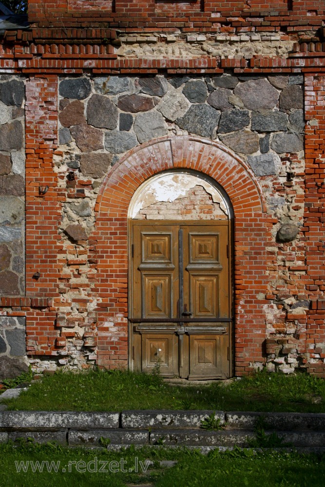 Skulberģu baznīcas ieejas portāls