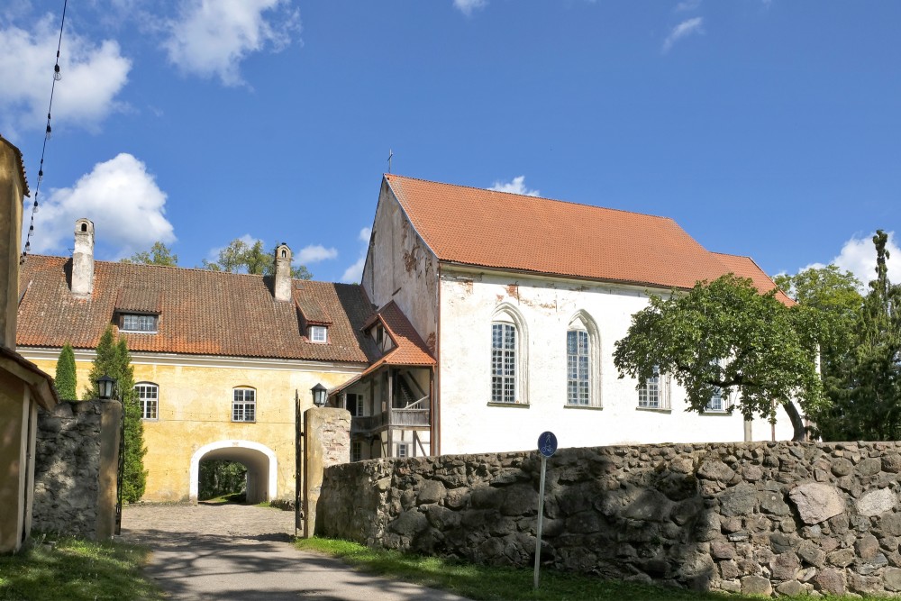 Lielstraupes pils un baznīca