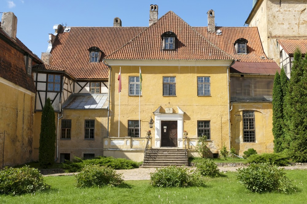 Lielstraupes viduslaiku pils