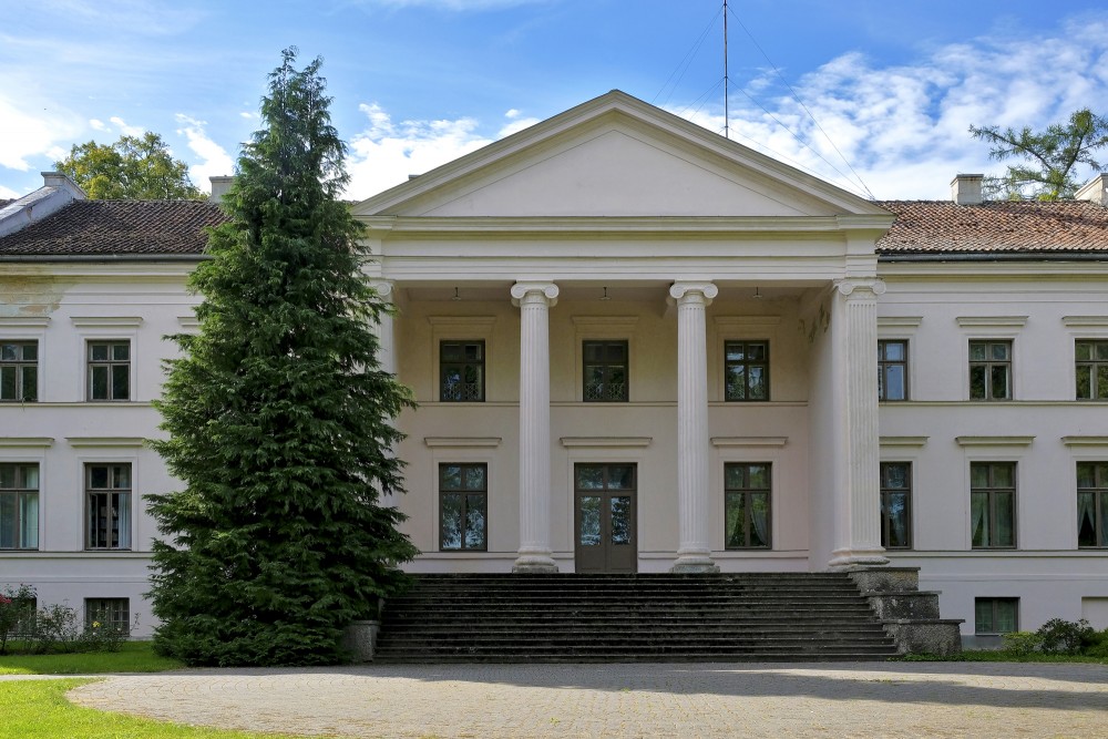 Īvandes muižas pils parka pusē