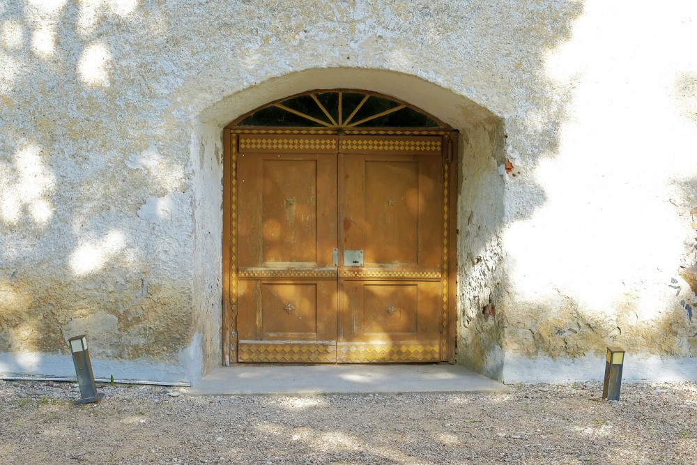 Īvandes baznīcas ieejas portāls