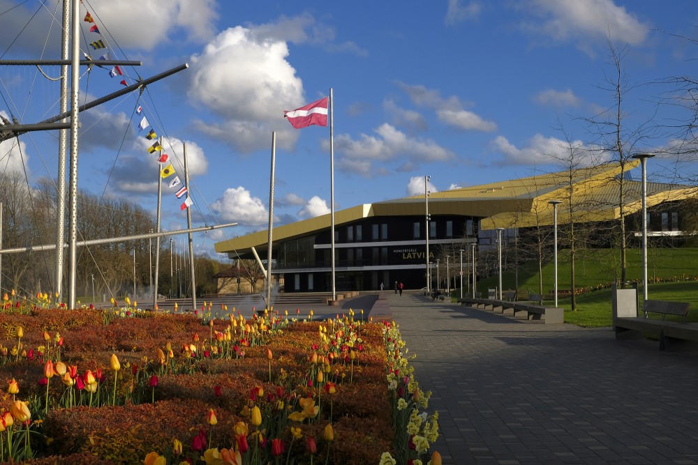 Dekoratīvie apstādījumi, Koncertzāle "Latvija", Ventspils