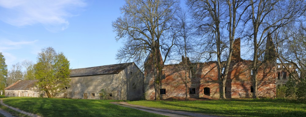 Zlēku muižas bijušā pārvaldnieka māja un klēts