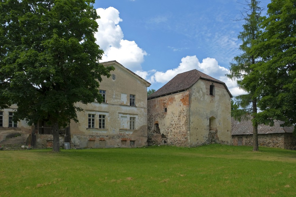 Nabes muižas kungu māja un Nabes pils tornis