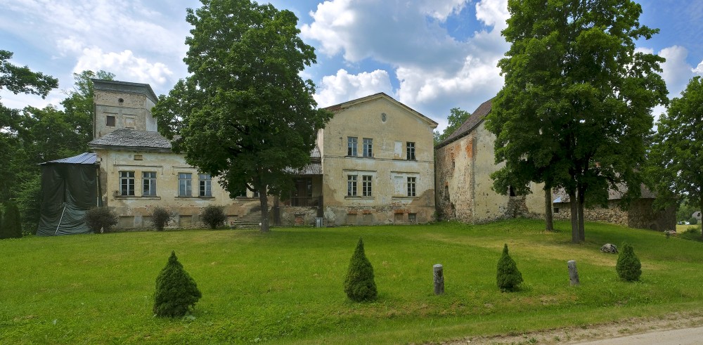 Nabes muižas kungu māja un Nabes pils tornis