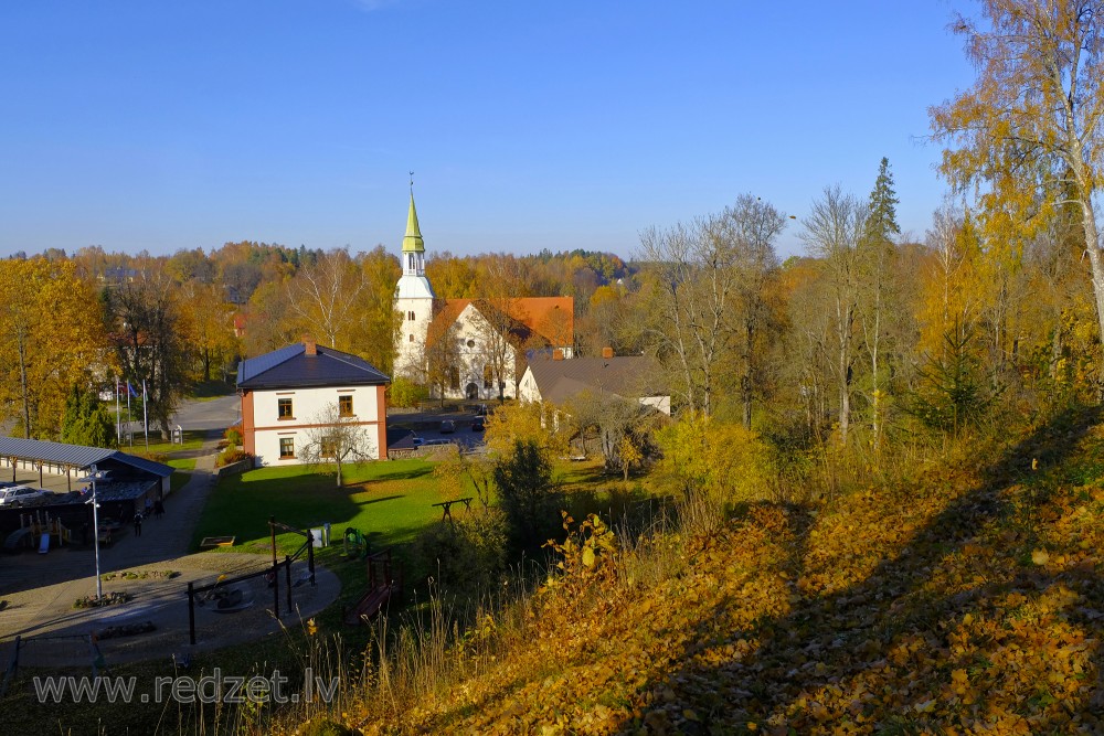 Raunas luterāņu baznīca no Raunas pilsdrupām