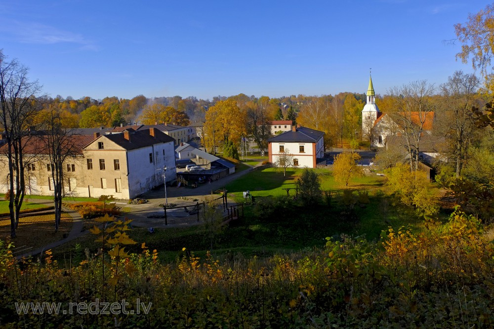 Raunas luterāņu baznīca no Raunas pilsdrupām