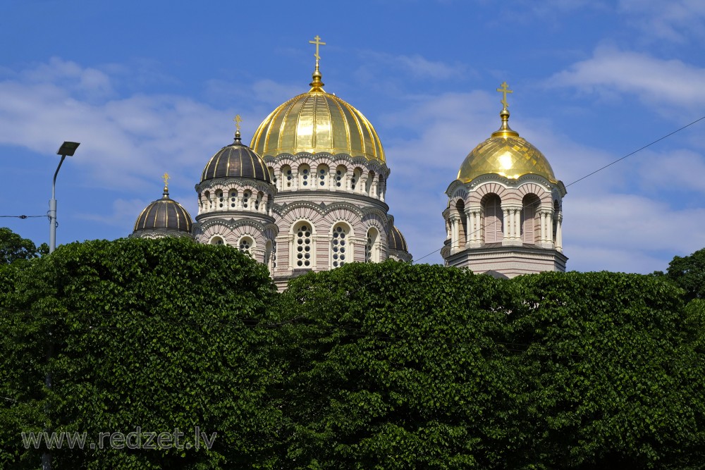 Kristus Piedzimšanas pareizticīgo katedrāles kupoli virs Brīvības bulvāra liepu galotnēm