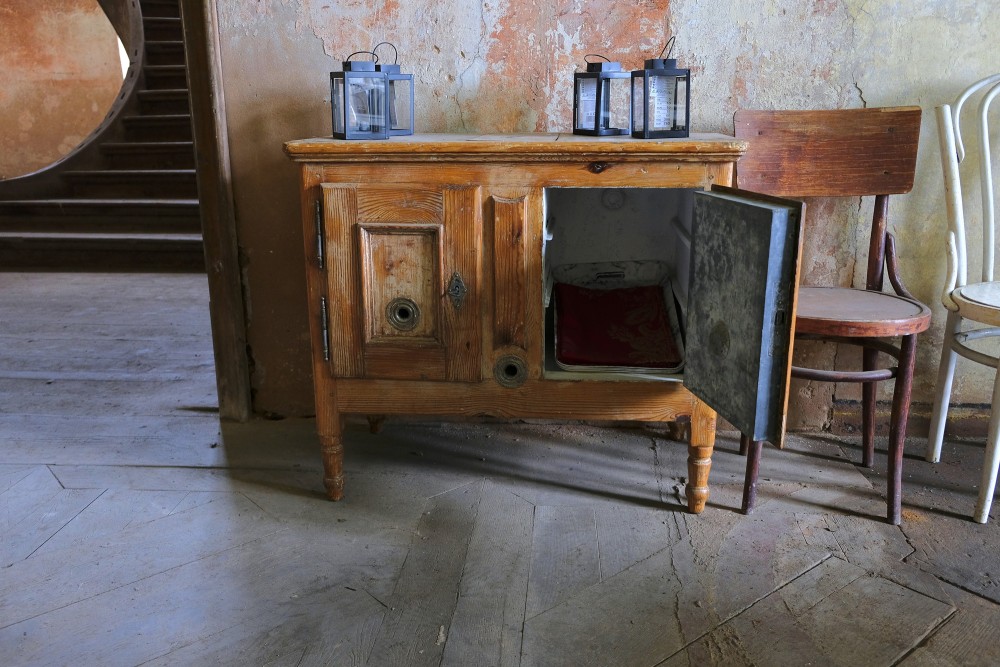 Antīks ledusskapis Nabes muižā