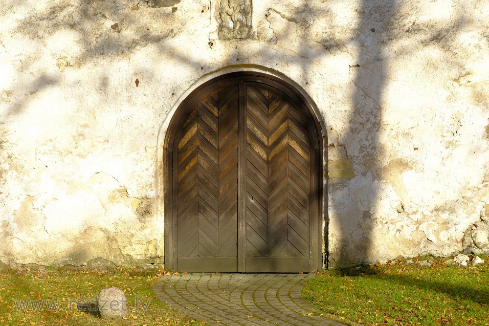 Raunas luterāņu baznīcas ieejas portāls