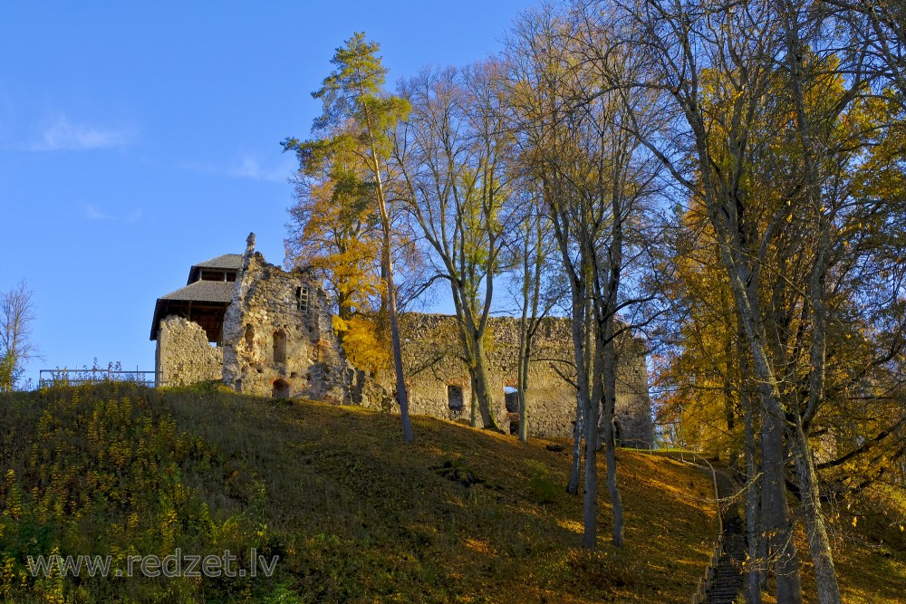 Raunas viduslaiku pilsdrupas rudenī