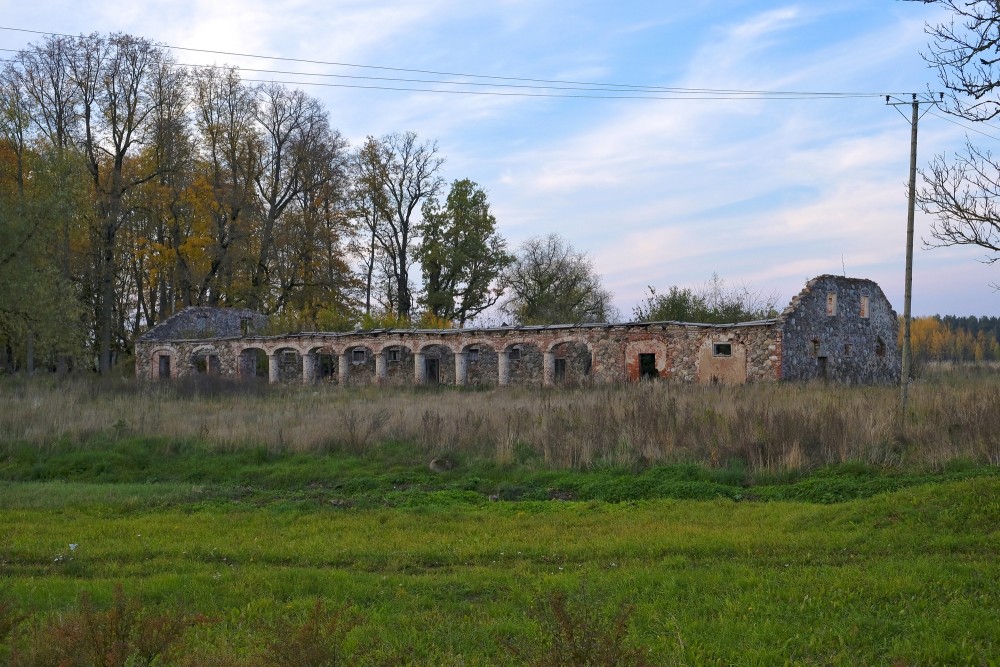Valtenberģu muižas zirgu staļļa drupas