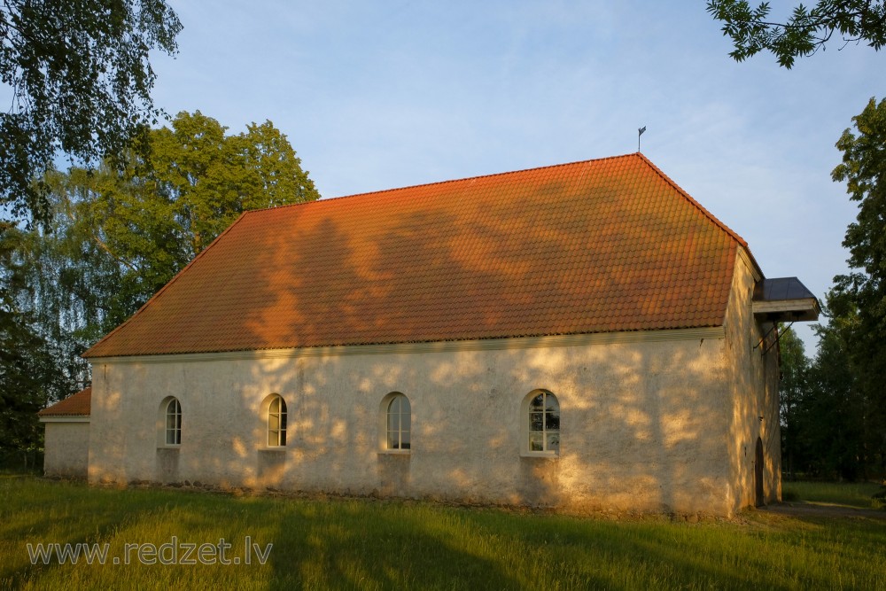 Užavas luterāņu baznīca vakara gaismā