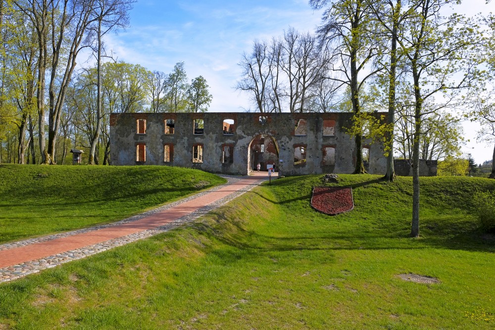 Grobiņas viduslaiku pils ar bastioniem