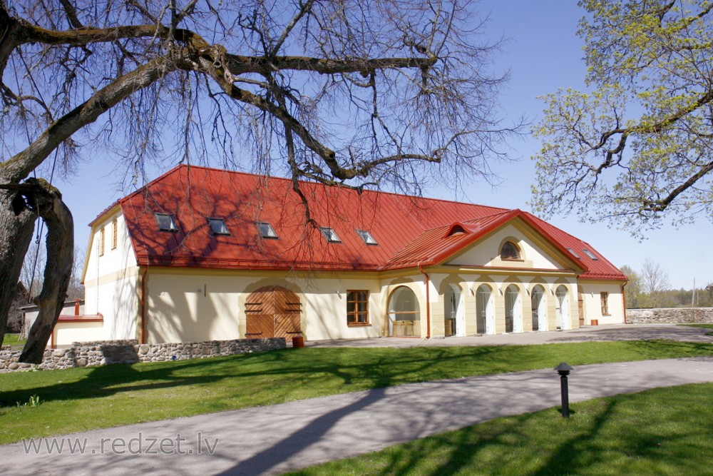 Ēka pie Dikļu pils