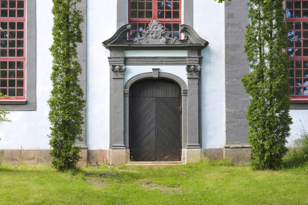 Lēdurgas luterāņu baznīcas sānu ieejas portāls Lēdurgas luterāņu baznīcas sānu ieejas portāls