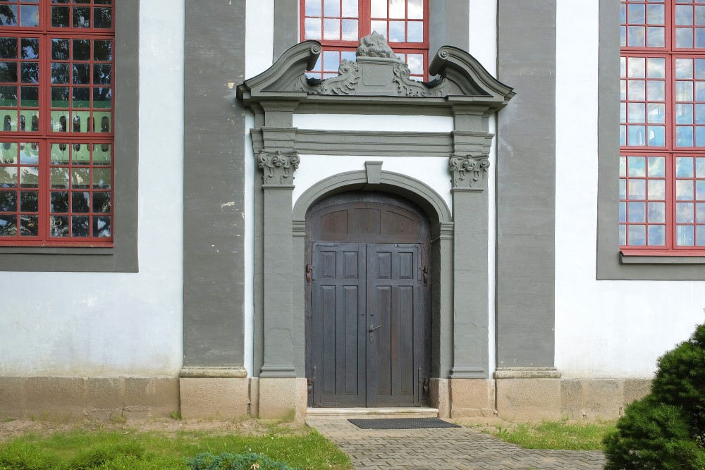 Lēdurgas luterāņu baznīcas ieejas portāls Lēdurgas luterāņu baznīcas ieejas portāls