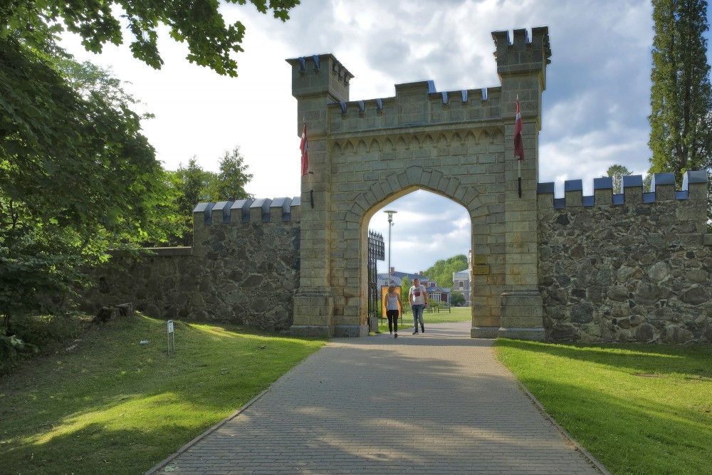 Siguldas pils kvartāls, ieejas vārti