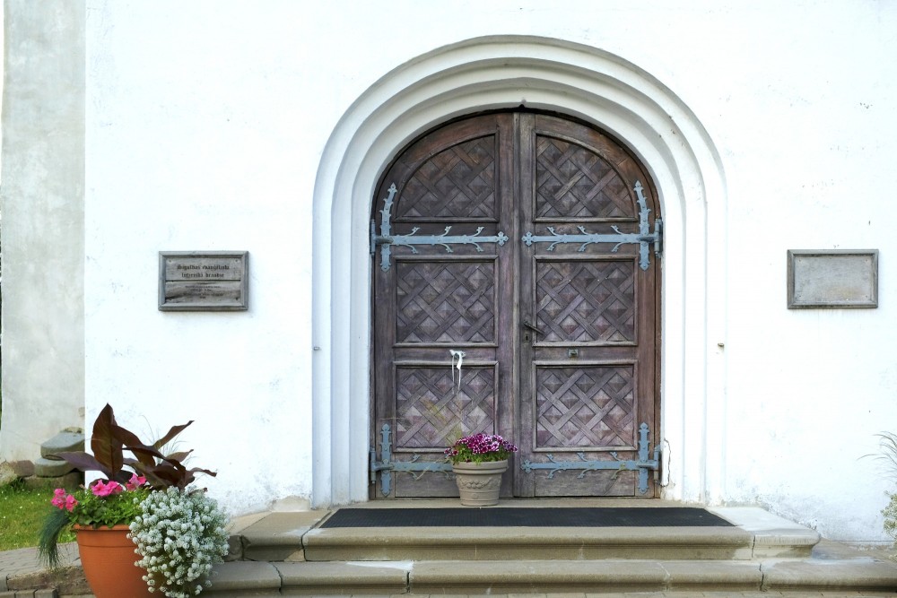 Siguldas luterāņu baznīcas ieejas portāls