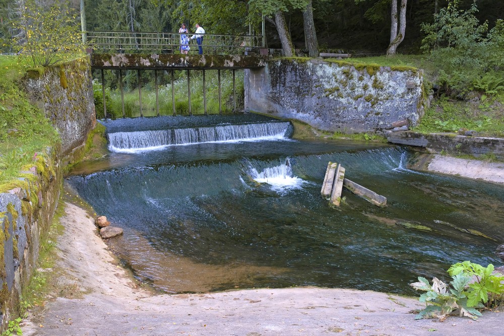 Vaives dzirnavu slūžas