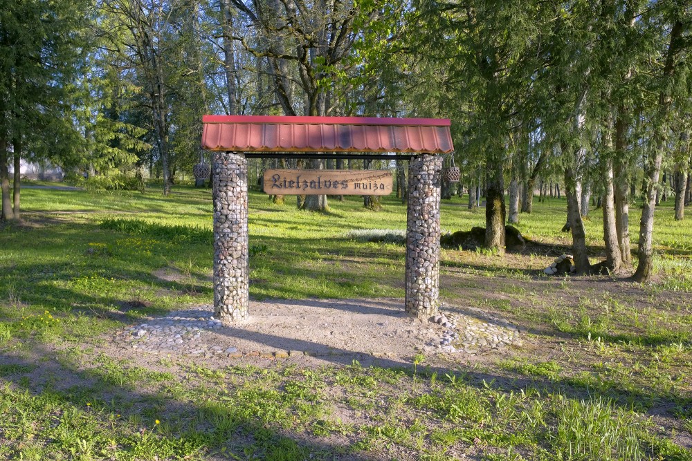 Lielzalves muižas uzraksts un parks