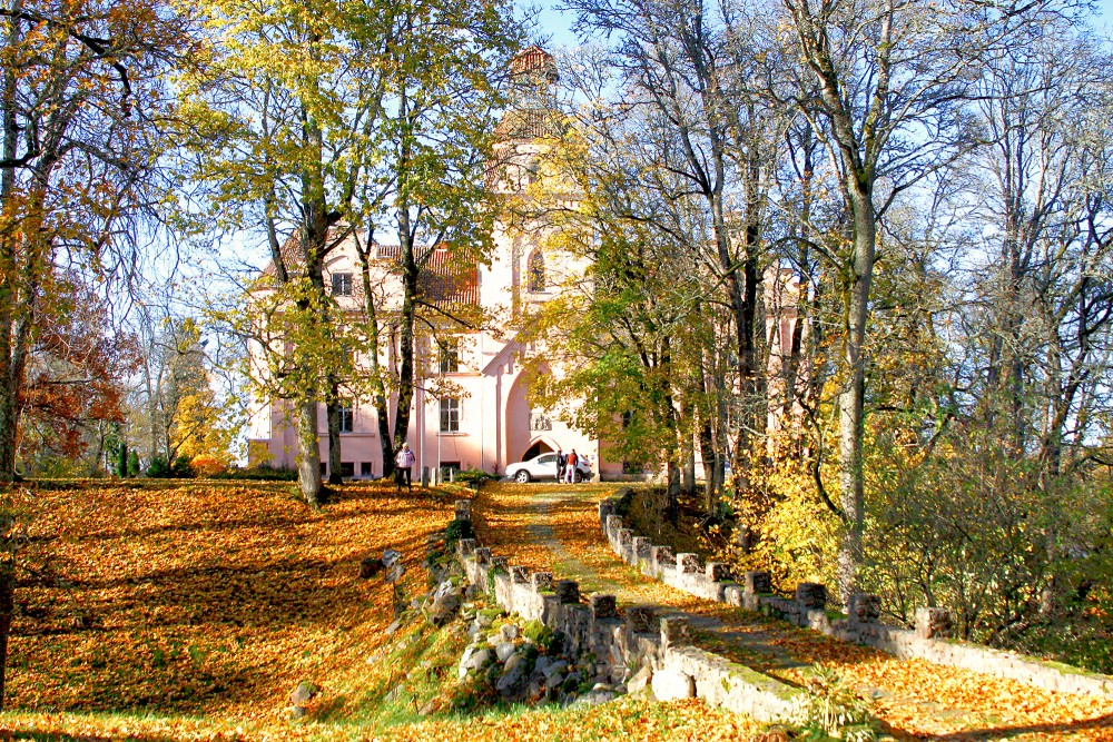 Ēdoles viduslaiku pils rudenī