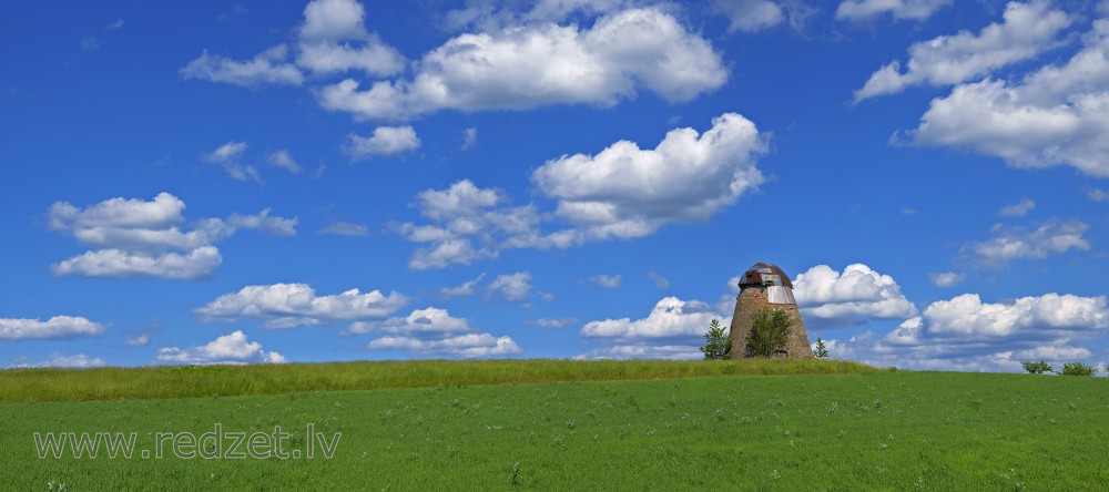 Panorāmas ainava ar Īves vējdzirnavām