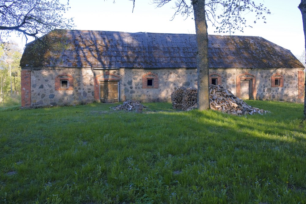 Lielzalves muižas saimniecības ēka