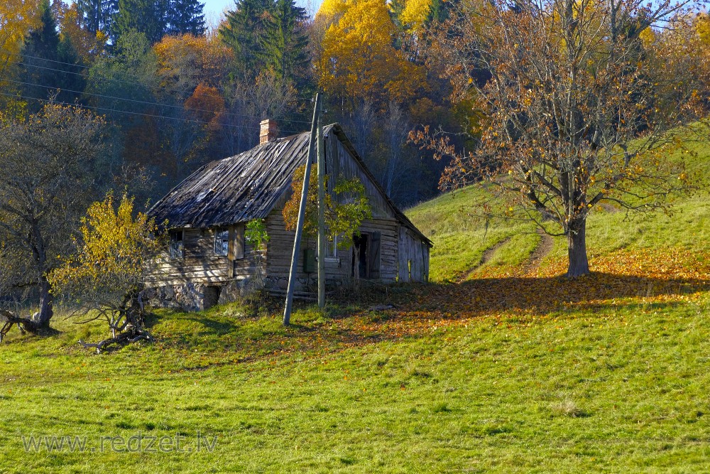 Veca guļbūves ēka Korneti