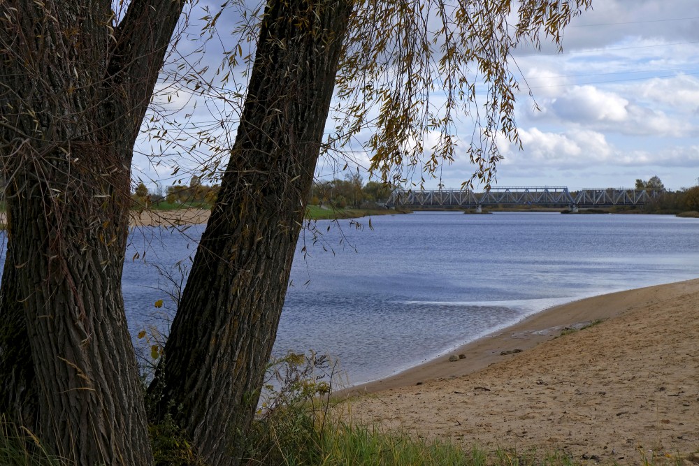 Skats no Pasta salas uz dzelzceļa tiltu