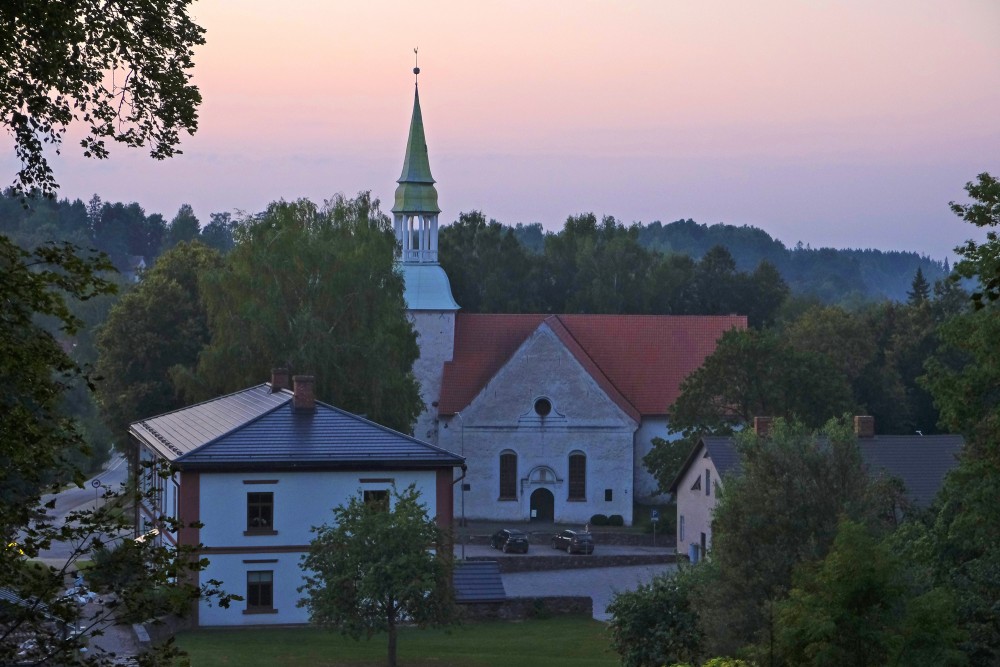 Raunas luterāņu baznīca vakarā