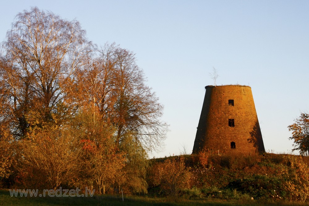 Vējdzirnavu drupas pie Basiem Vējdzirnavu drupas pie Basiem