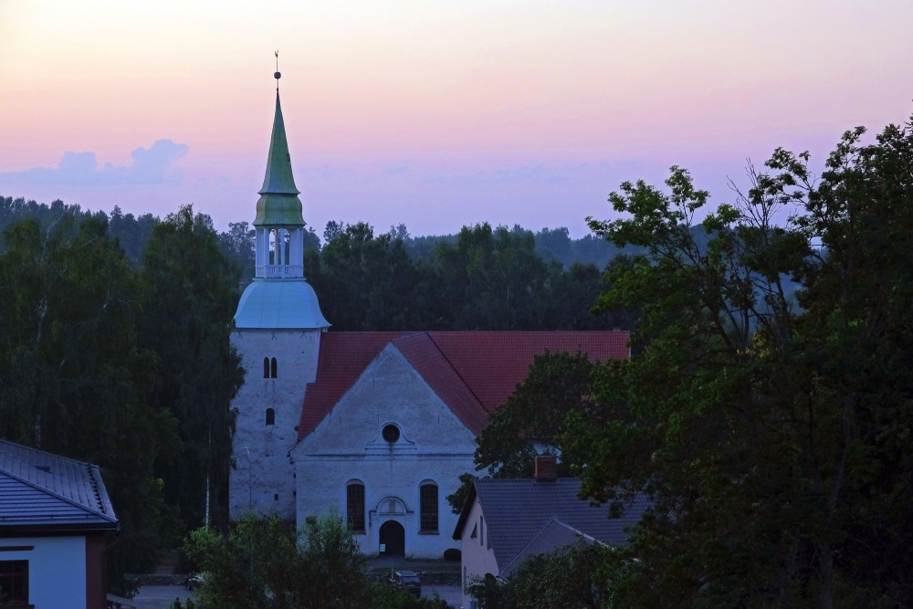 Raunas luterāņu baznīca pēc saulrieta