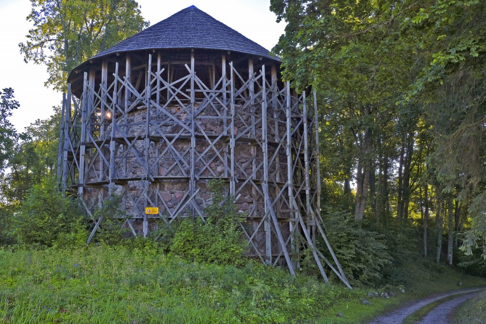 Mujānu viduslaiku pilsdrupas un Baltais tornis