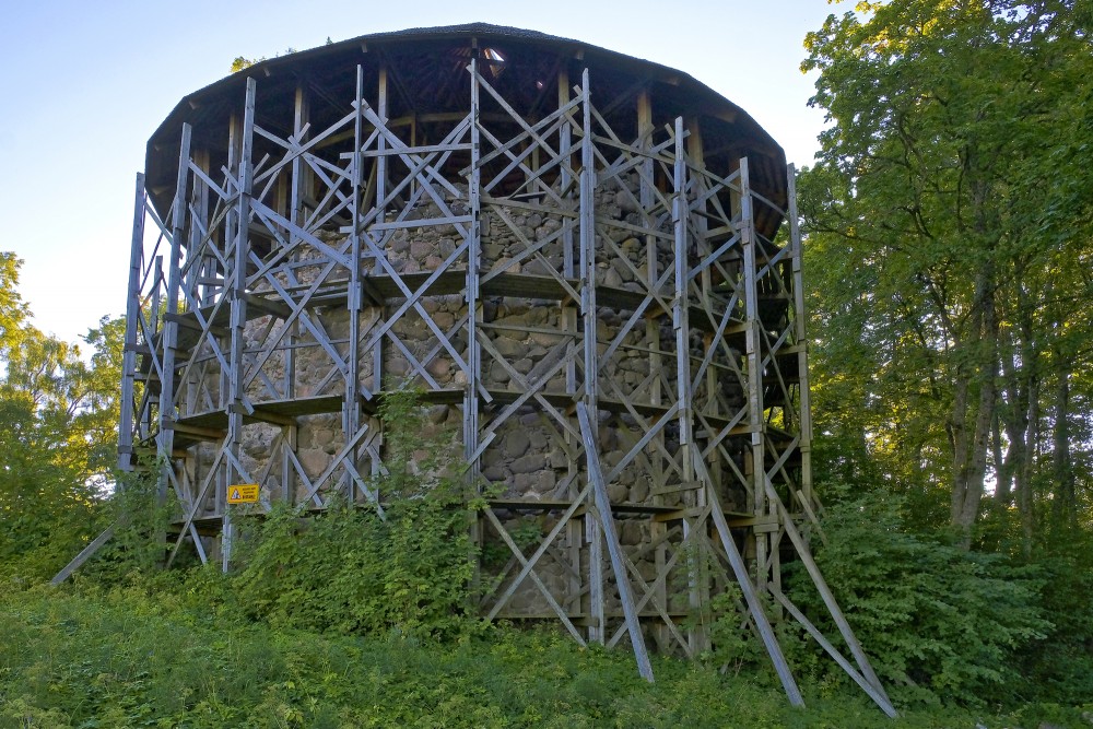 Mujānu viduslaiku pilsdrupas un Baltais tornis