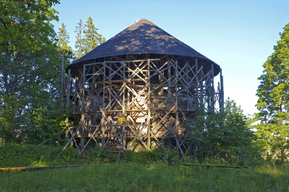 Mujānu viduslaiku pilsdrupas un Baltais tornis