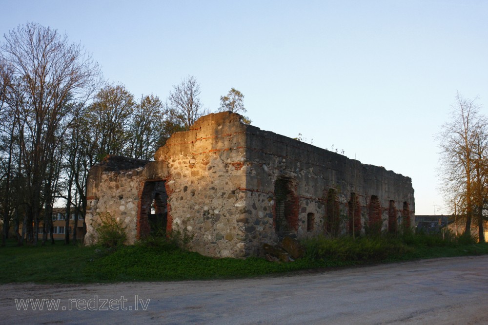 Ēkas drupas Lauberē