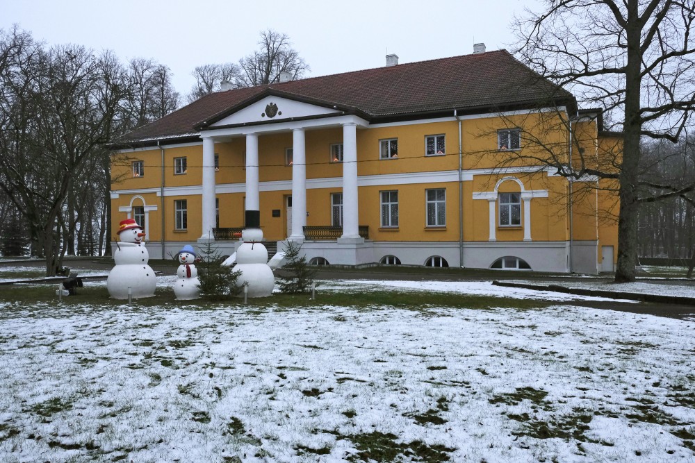 Vērgales muižas pils ziemā