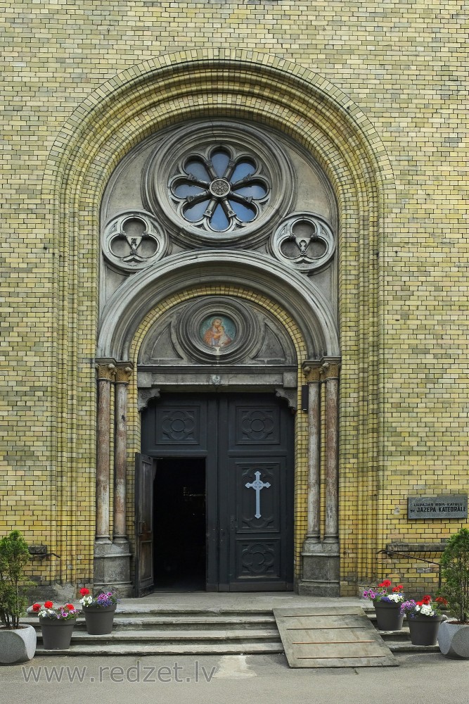 Liepājas Sv. Jāzepa katedrāles ieejas portāls